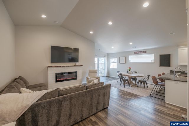 414 SE Ray St, Dallas, OR 97338