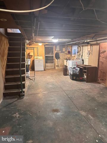 402 WALTER ST, Philadelphia, PA 19111