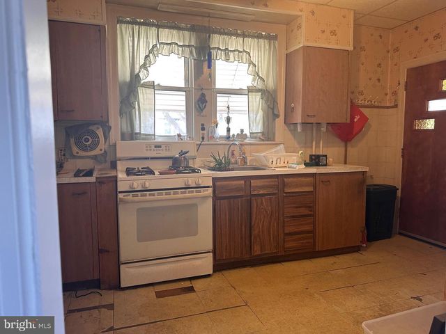 402 WALTER ST, Philadelphia, PA 19111