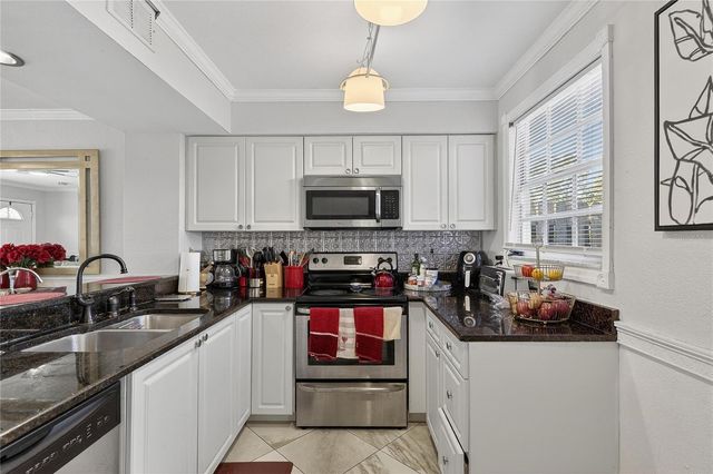 1811 MILL RUN CIRCLE, Tampa, FL 33613