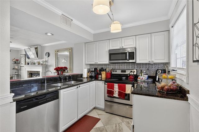 1811 MILL RUN CIRCLE, Tampa, FL 33613