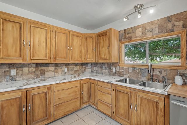 808 Villa Verde Drive SE, Rio Rancho, NM 87124
