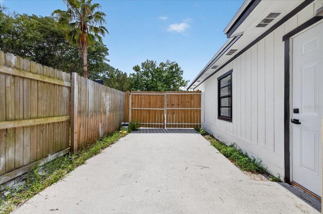 9405 N MARY AVENUE, Tampa, FL 33612