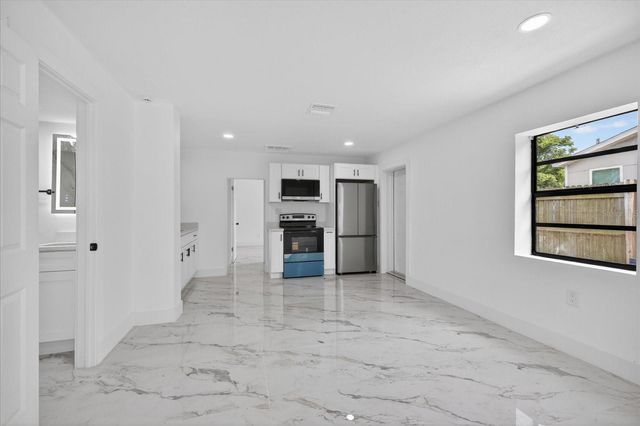 9405 N MARY AVENUE, Tampa, FL 33612