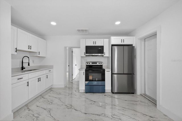 9405 N MARY AVENUE, Tampa, FL 33612