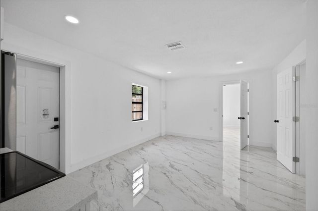 9405 N MARY AVENUE, Tampa, FL 33612