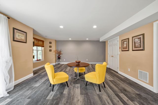 8 Cambridge Drive 8, Danbury, CT 06811