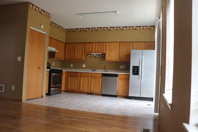 379 Reston Circle, Romeoville, IL 60446