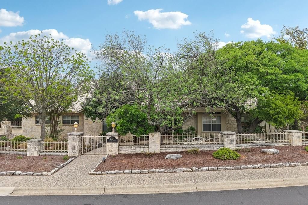 1904 N Summit Ridge Dr, Kerrville, TX 78028