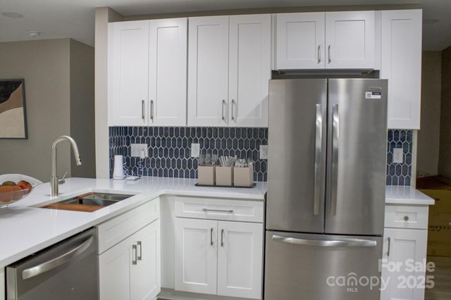 631 W Craighead Road, Charlotte, NC 28206