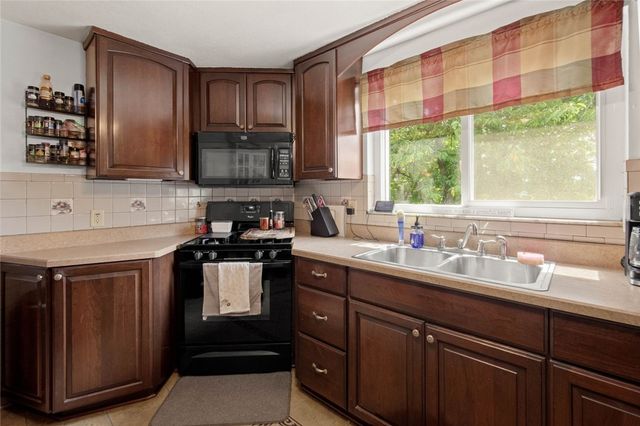 4 Ann St, Carnegie, PA 15106