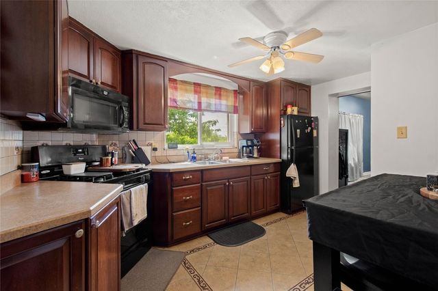 4 Ann St, Carnegie, PA 15106