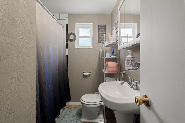 4 Ann St, Carnegie, PA 15106