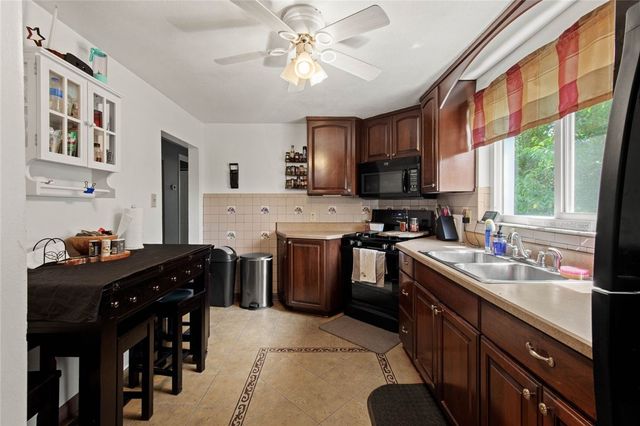 4 Ann St, Carnegie, PA 15106