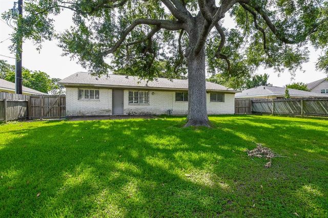 1902 S Memorial Court, Pasadena, TX 77502