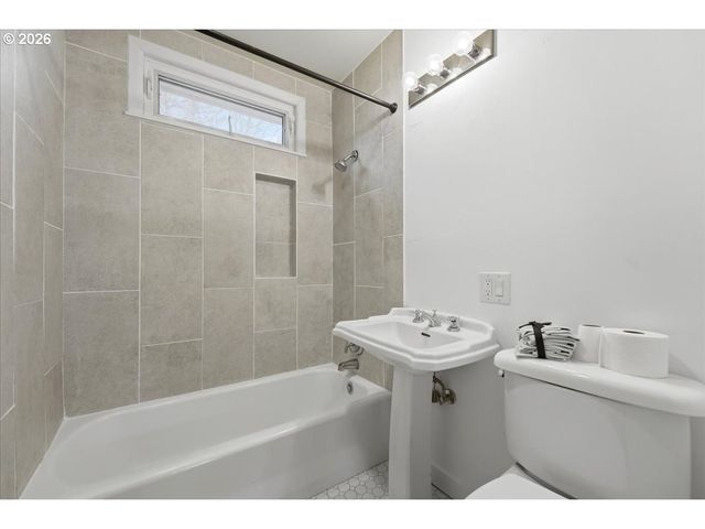 5823 Se INSLEY St, Portland, OR 97206