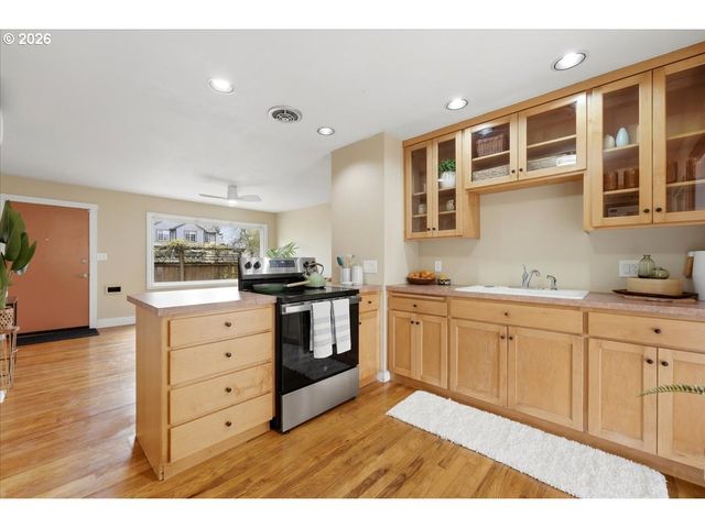 5823 Se INSLEY St, Portland, OR 97206