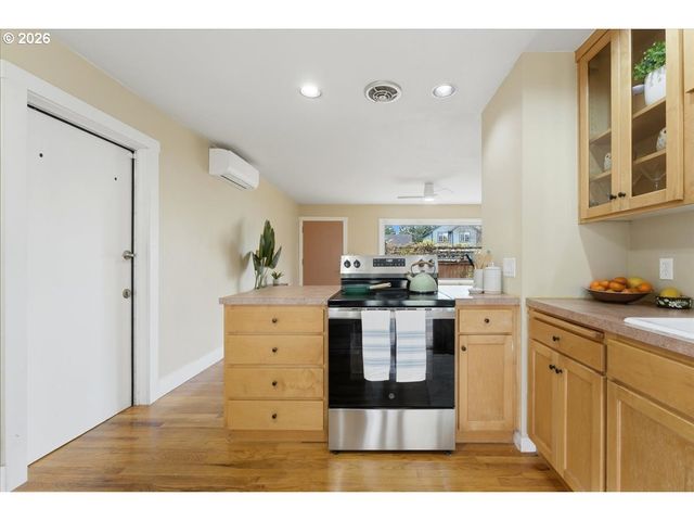 5823 Se INSLEY St, Portland, OR 97206