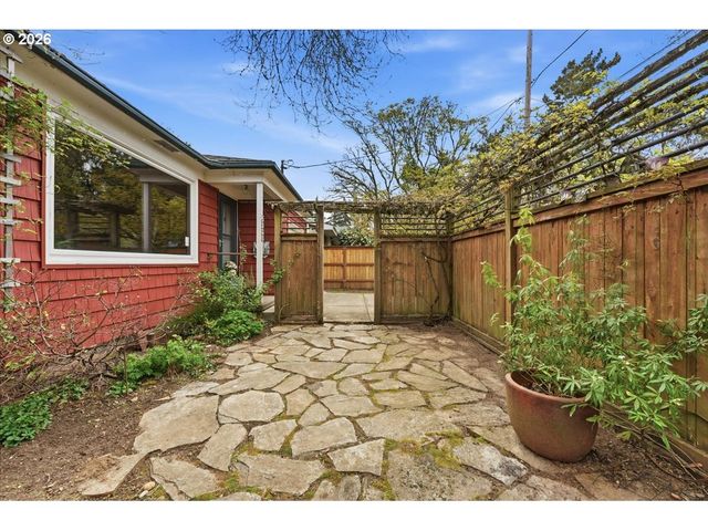 5823 Se INSLEY St, Portland, OR 97206