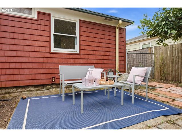 5823 Se INSLEY St, Portland, OR 97206