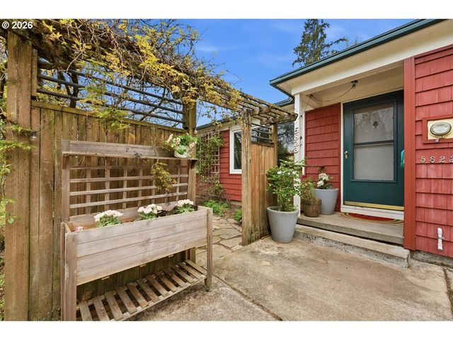 5823 Se INSLEY St, Portland, OR 97206