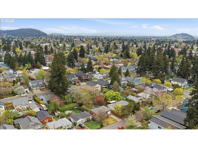 5823 Se INSLEY St, Portland, OR 97206