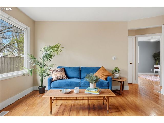 5823 Se INSLEY St, Portland, OR 97206