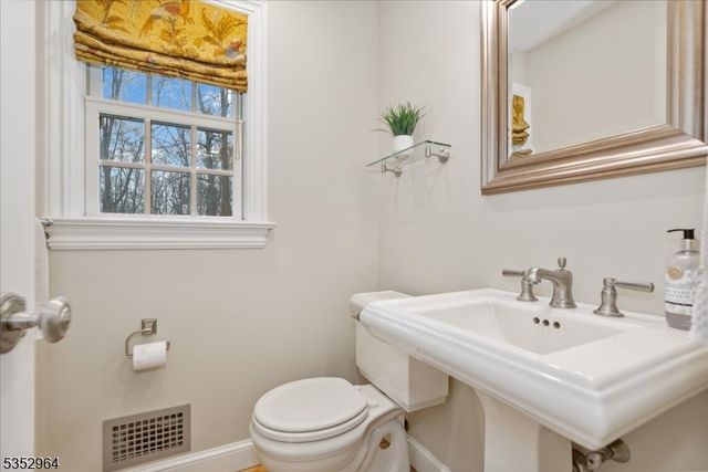 3 Beaver Brook Dr, Washington Twp., NJ 07853