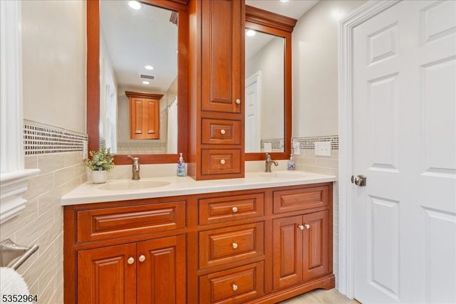 3 Beaver Brook Dr, Washington Twp., NJ 07853