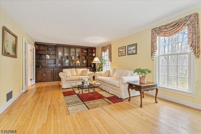 3 Beaver Brook Dr, Washington Twp., NJ 07853