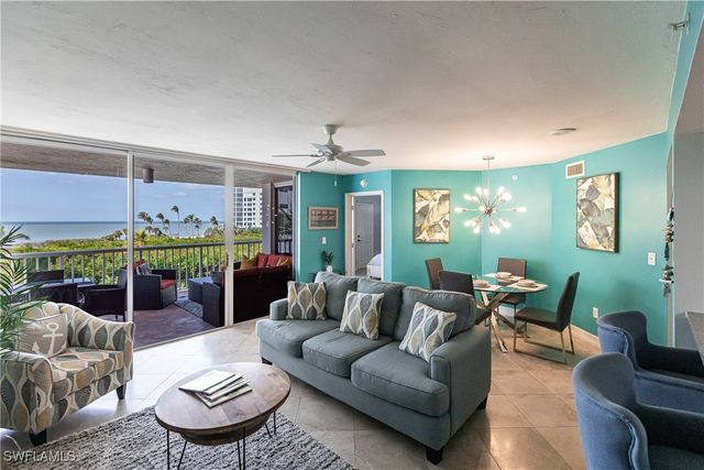 40 Seagate DR 202A, Naples, FL 34103