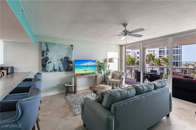 40 Seagate DR 202A, Naples, FL 34103