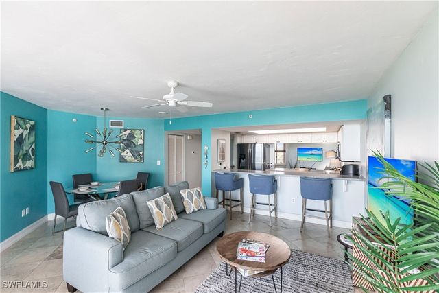 40 Seagate DR 202A, Naples, FL 34103