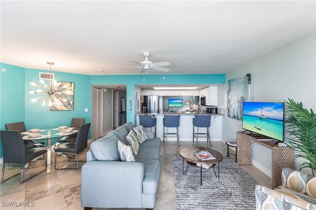 40 Seagate DR 202A, Naples, FL 34103