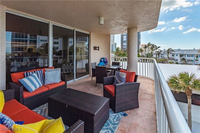 40 Seagate DR 202A, Naples, FL 34103