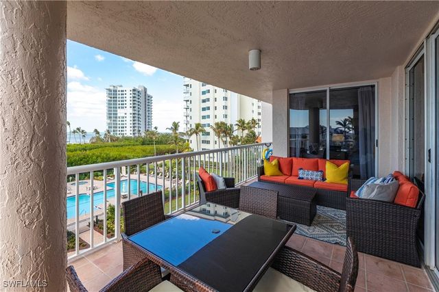 40 Seagate DR 202A, Naples, FL 34103