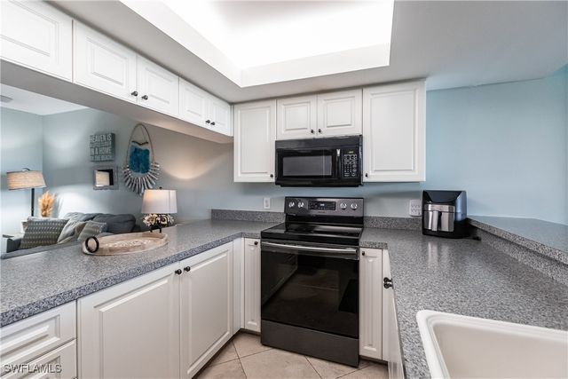 40 Seagate DR 202A, Naples, FL 34103