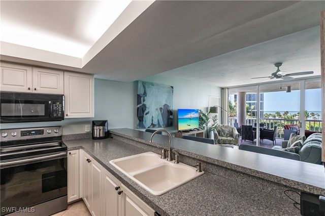 40 Seagate DR 202A, Naples, FL 34103