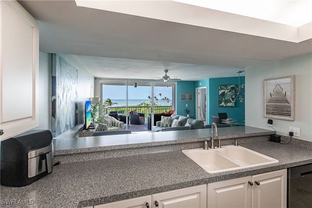 40 Seagate DR 202A, Naples, FL 34103