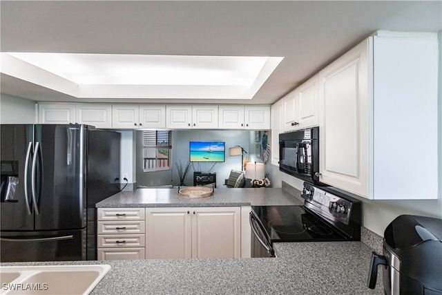 40 Seagate DR 202A, Naples, FL 34103