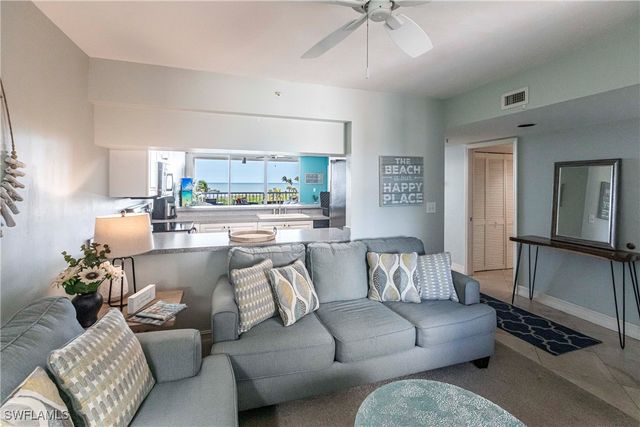 40 Seagate DR 202A, Naples, FL 34103
