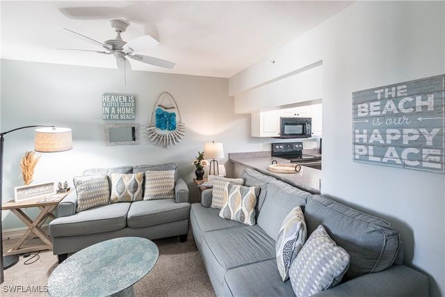 40 Seagate DR 202A, Naples, FL 34103