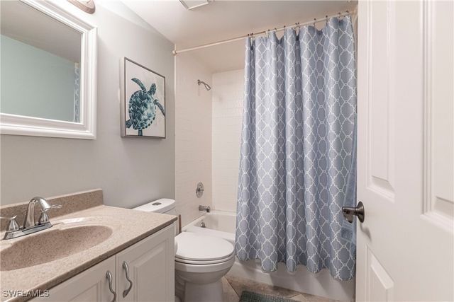 40 Seagate DR 202A, Naples, FL 34103