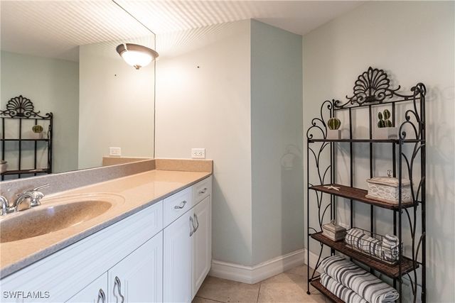 40 Seagate DR 202A, Naples, FL 34103