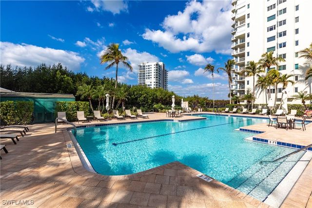 40 Seagate DR 202A, Naples, FL 34103