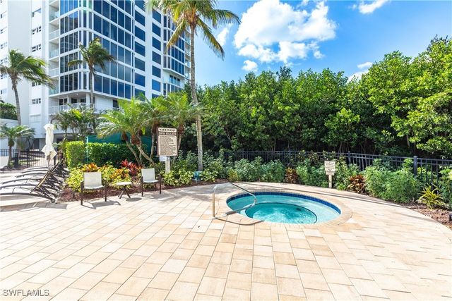 40 Seagate DR 202A, Naples, FL 34103