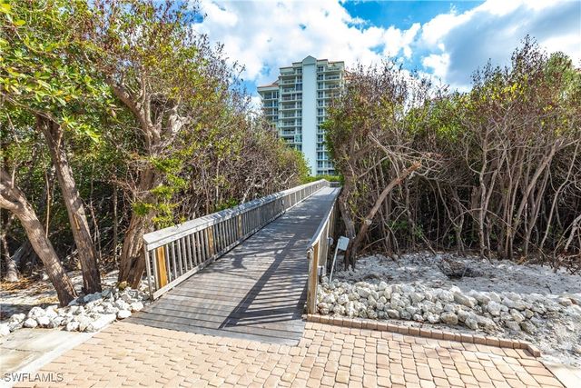 40 Seagate DR 202A, Naples, FL 34103