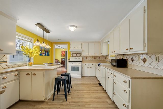 51 Chase St, Barnstable, MA 02601