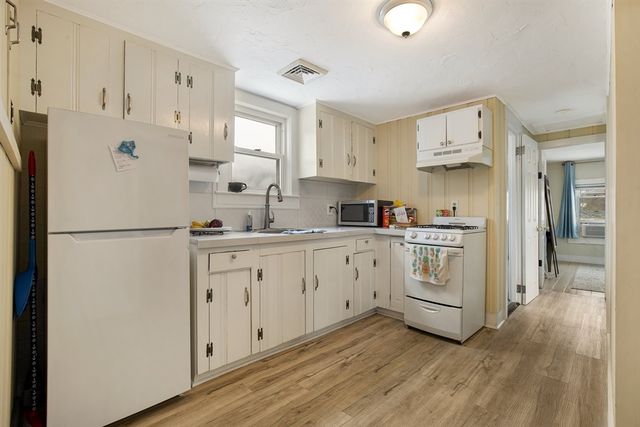 51 Chase St, Barnstable, MA 02601