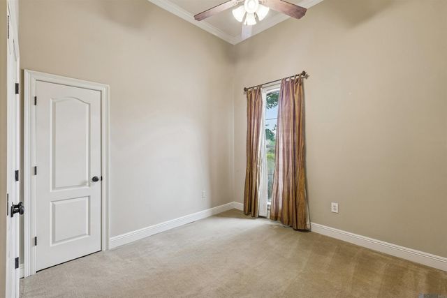 9040 Spring Grove Dr, Baton Rouge, LA 70809